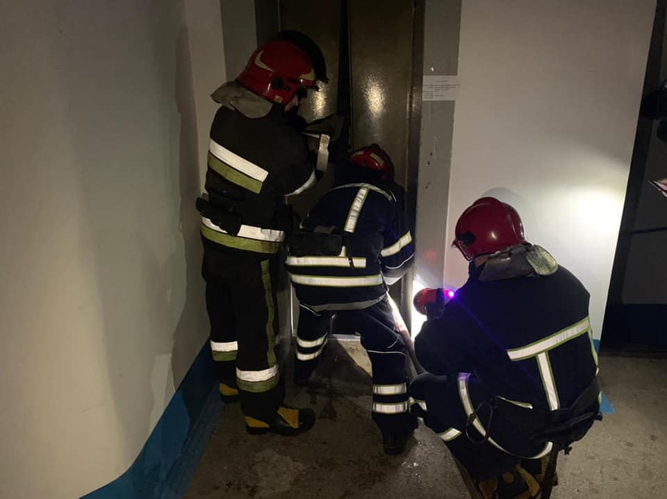 У Рівному рятувальники ліквідували загорання у ліфтовій шахті
