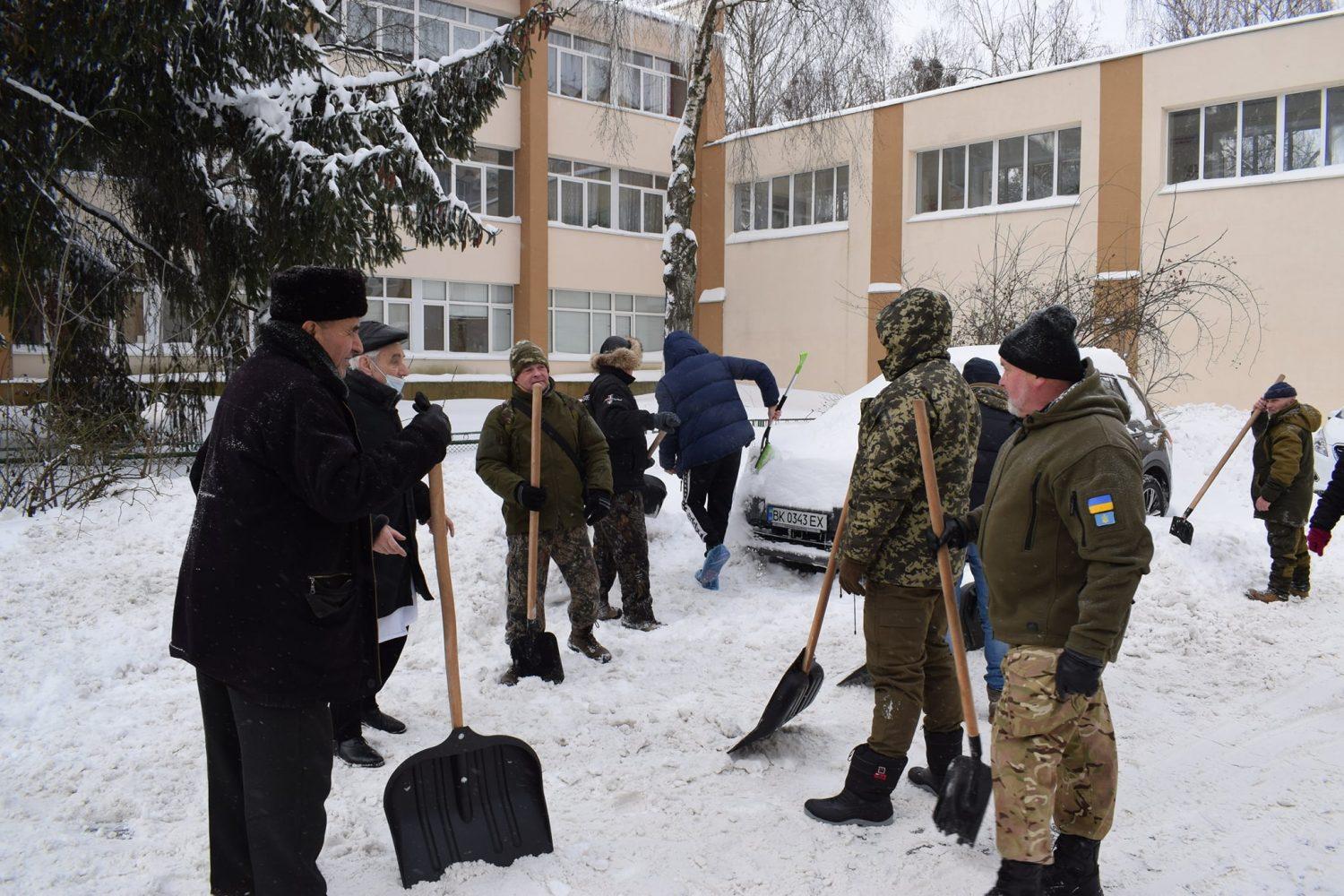 Небайдужі містяни очистили від снігу дороги на території міської лікарні в Рівному