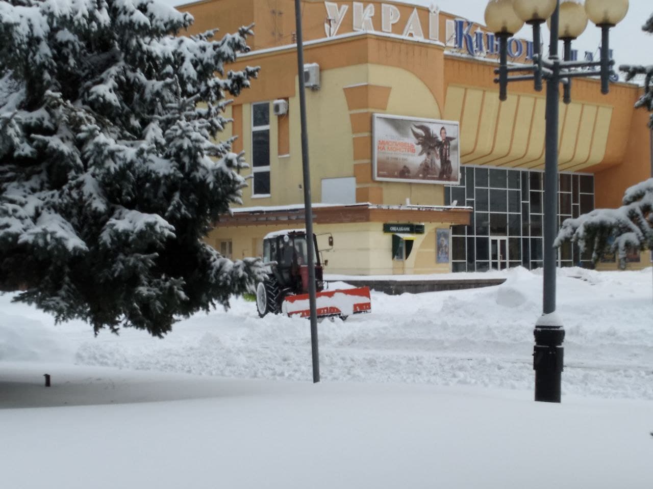 Майдан Незалежності у Рівному розчищають від снігу (+ФОТО)