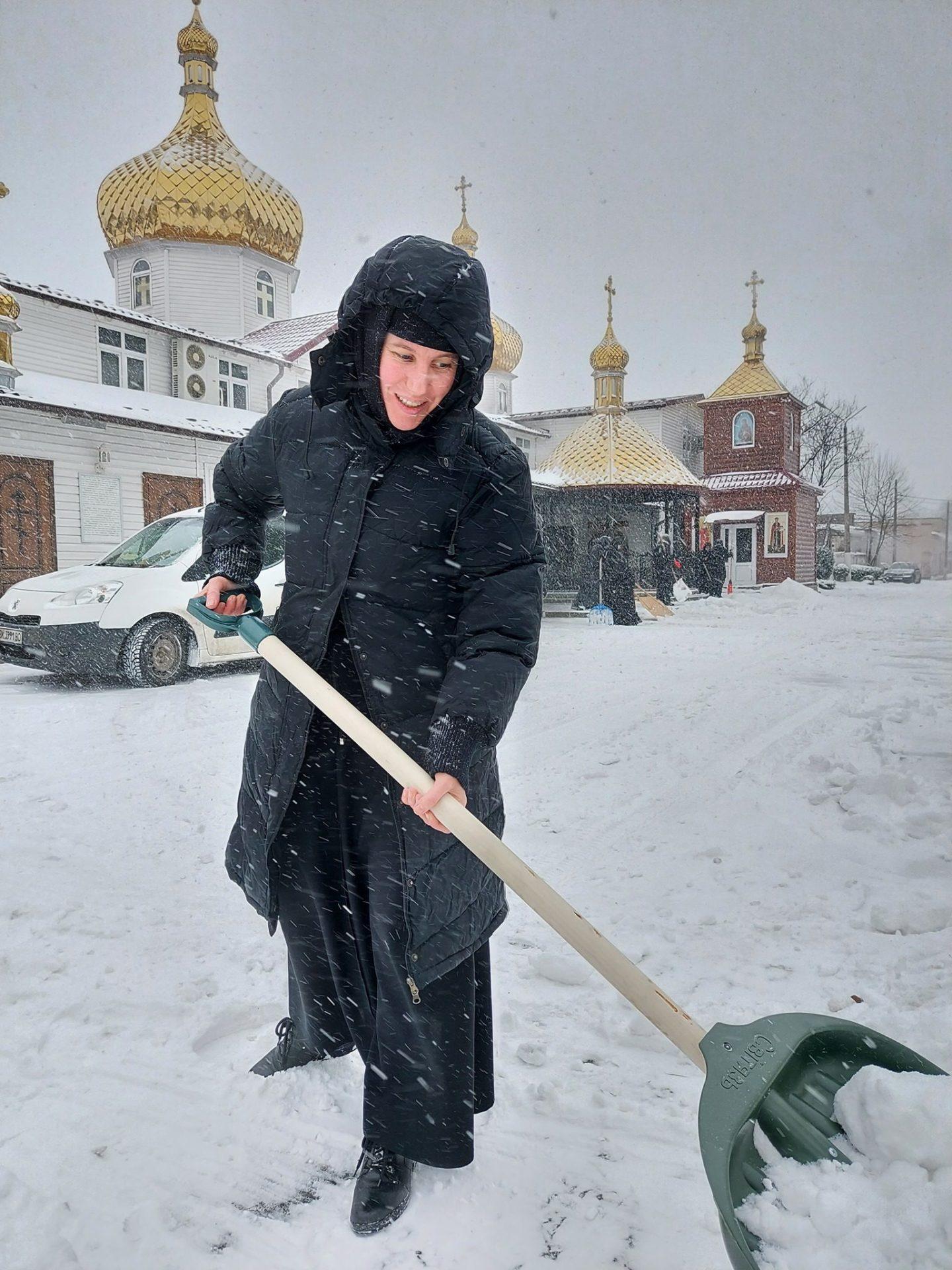 У Рівному прибирають сніг навіть черниці