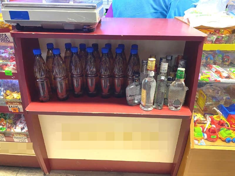 Поліцейські за добу у Рівному вилучили із «наливайок» майже 130 літрів фальсифікованого алкоголю