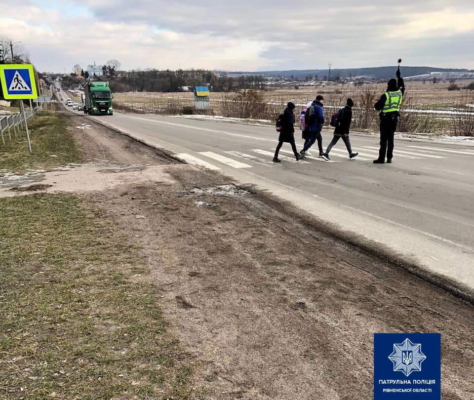 Патрульні Рівненщини контролюють поведінку водіїв на пішохідному переході