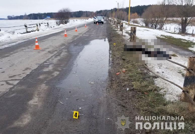 На Рівненщині поліцейські розшукують водія, який смертельно травмував пішохода