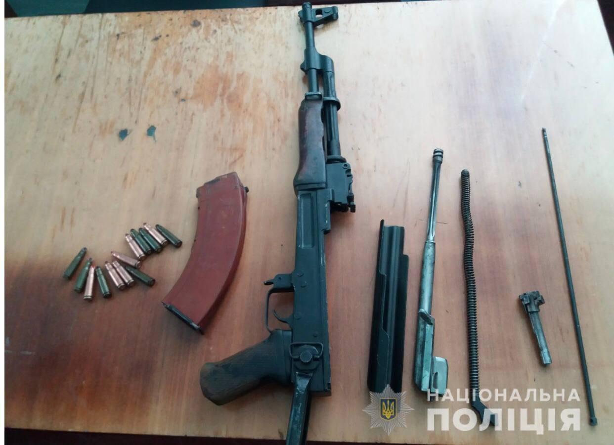 Поліцейські викрили на черговому збуті зброї мешканця Вараша