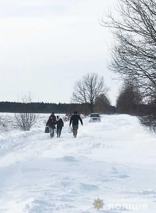 На Рівненщині чоловік з вагітною дружиною застрягли у заметі
