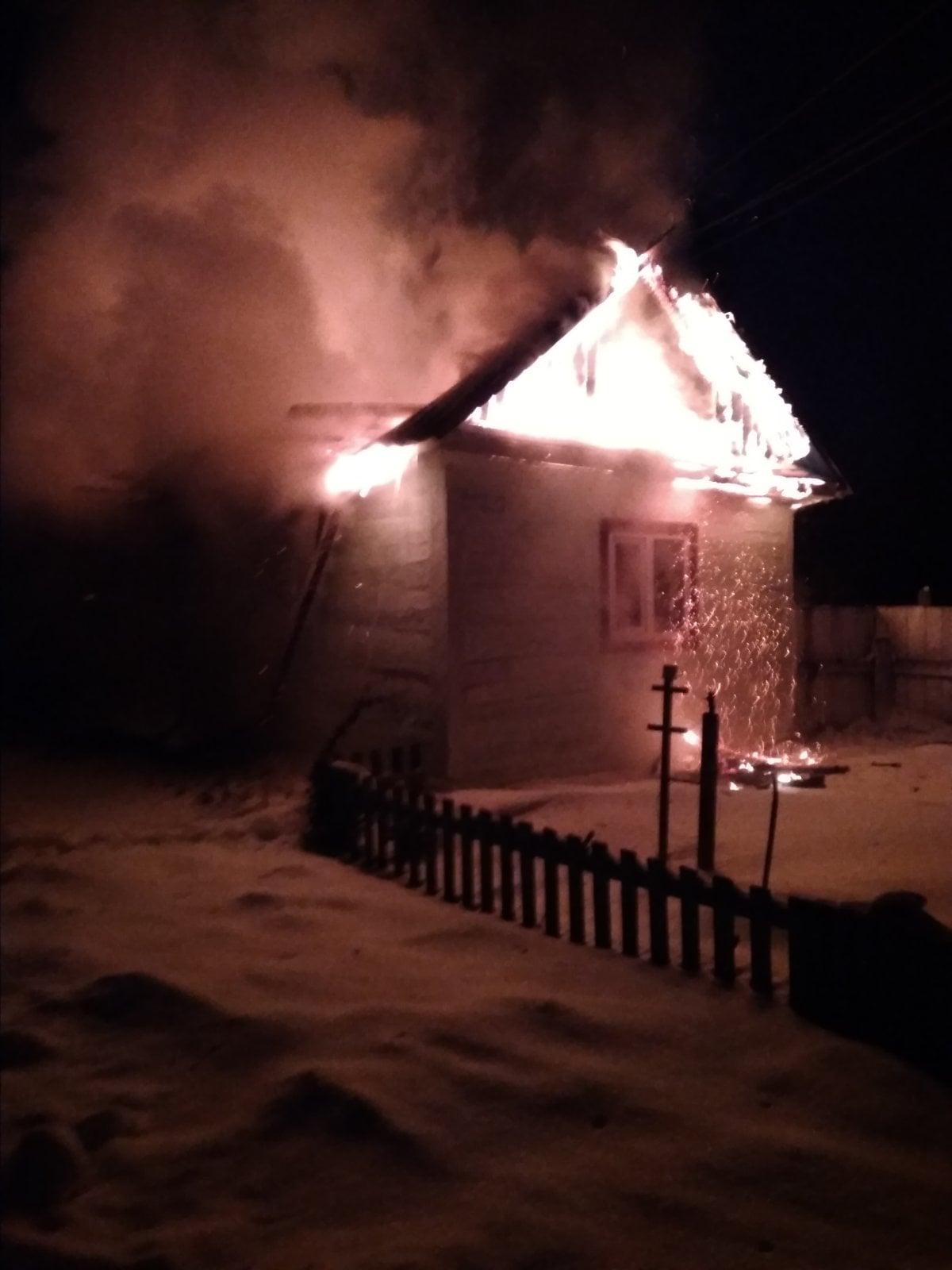 Корецькі рятувальники ліквідували пожежу у дерев’яному житловому будинку