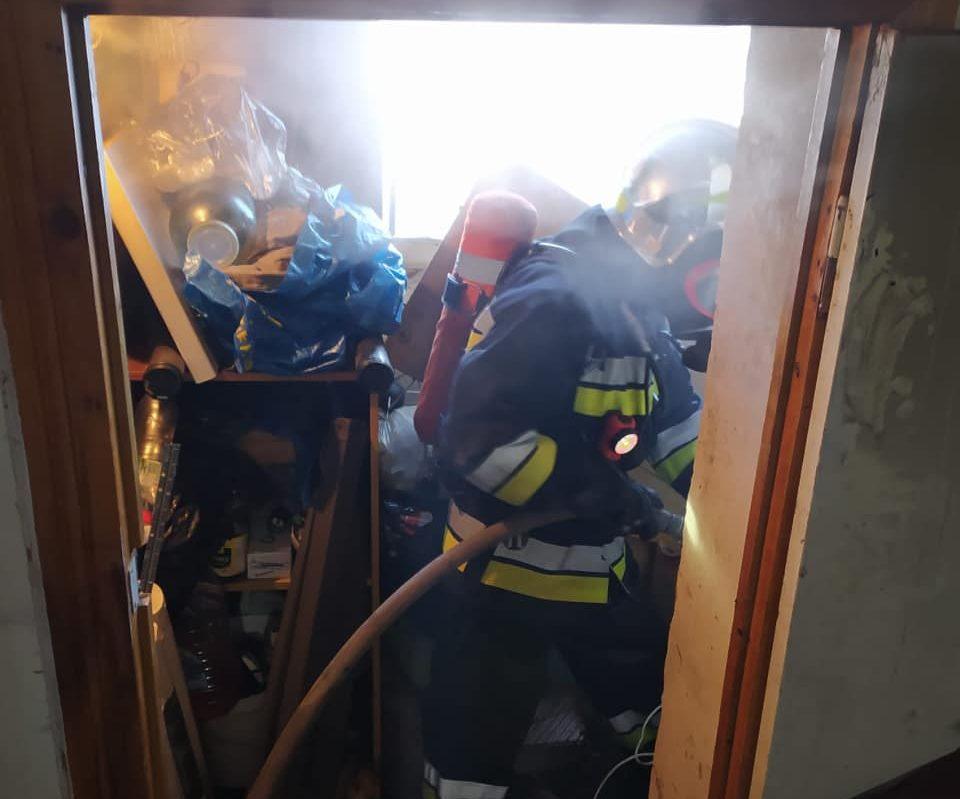 У Рівному в багатоповерхівці загорівся мотлох – вогнеборці врятували будинок