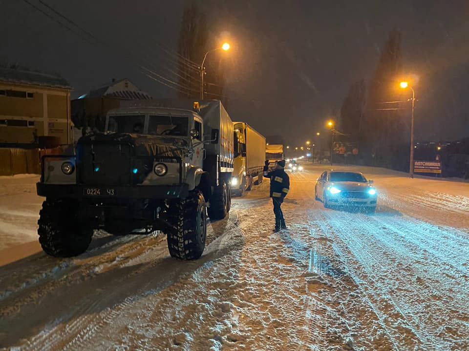 За дві години рятувальники відбуксирували 10 вантажівок