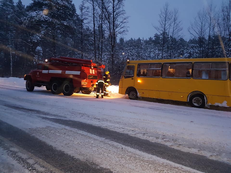 Рівненські рятувальники допомагали вибратися з заметів швидкій, вантажівкам та легковикам (ФОТО)