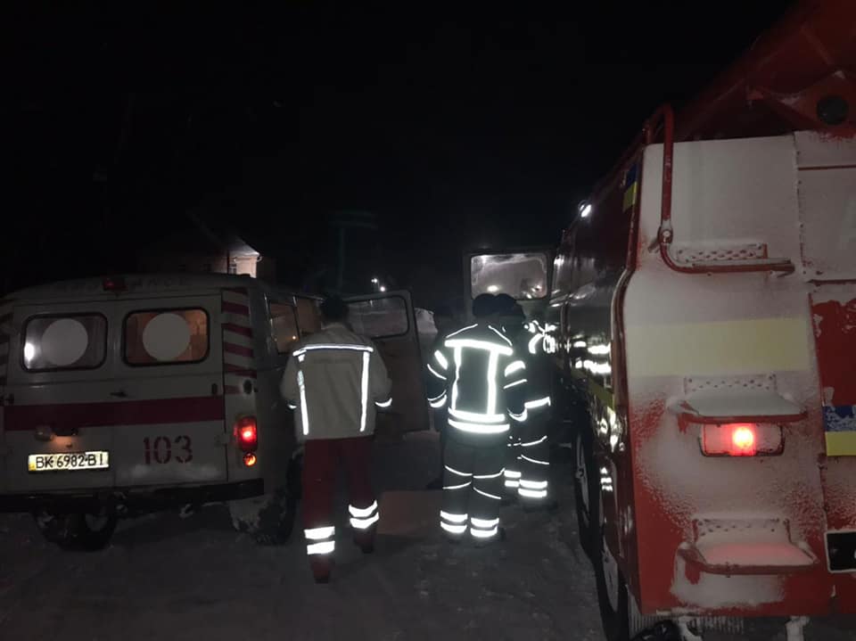 Рівненські пожежники завезли до лікарні хвору дитину, бо швидка зупинилась через замети