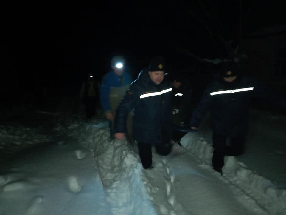 На Дубенщині рятувальники несли хвору на ношах засніженою дорогою до карети швидкої