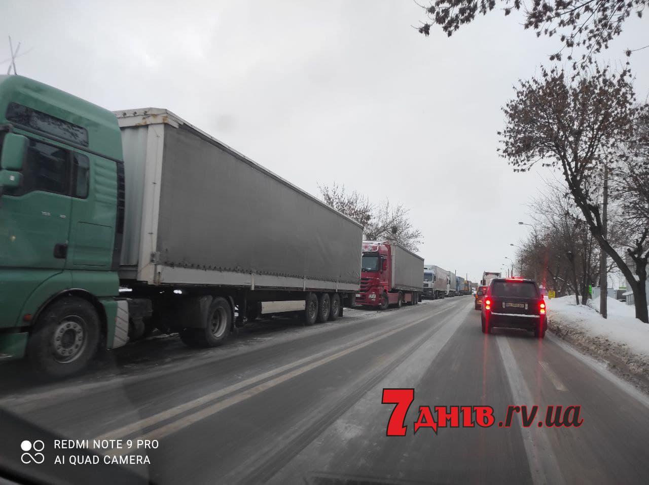 У Рівному транспортний колапс: фури стоять аж до луцького кільця