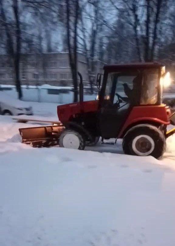 Тротуари на вулиці Гайдамацькій розчистили