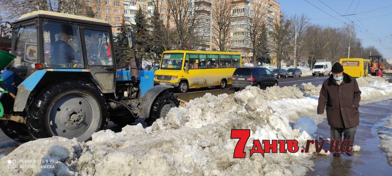 Комунальники прибирають талий сніг на зупинках громадського транспорту у Рівному  (ФОТО)