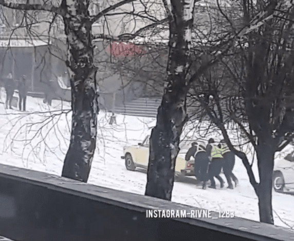 Застряглим в снігу автівкам на допомогу приходять поліцейські