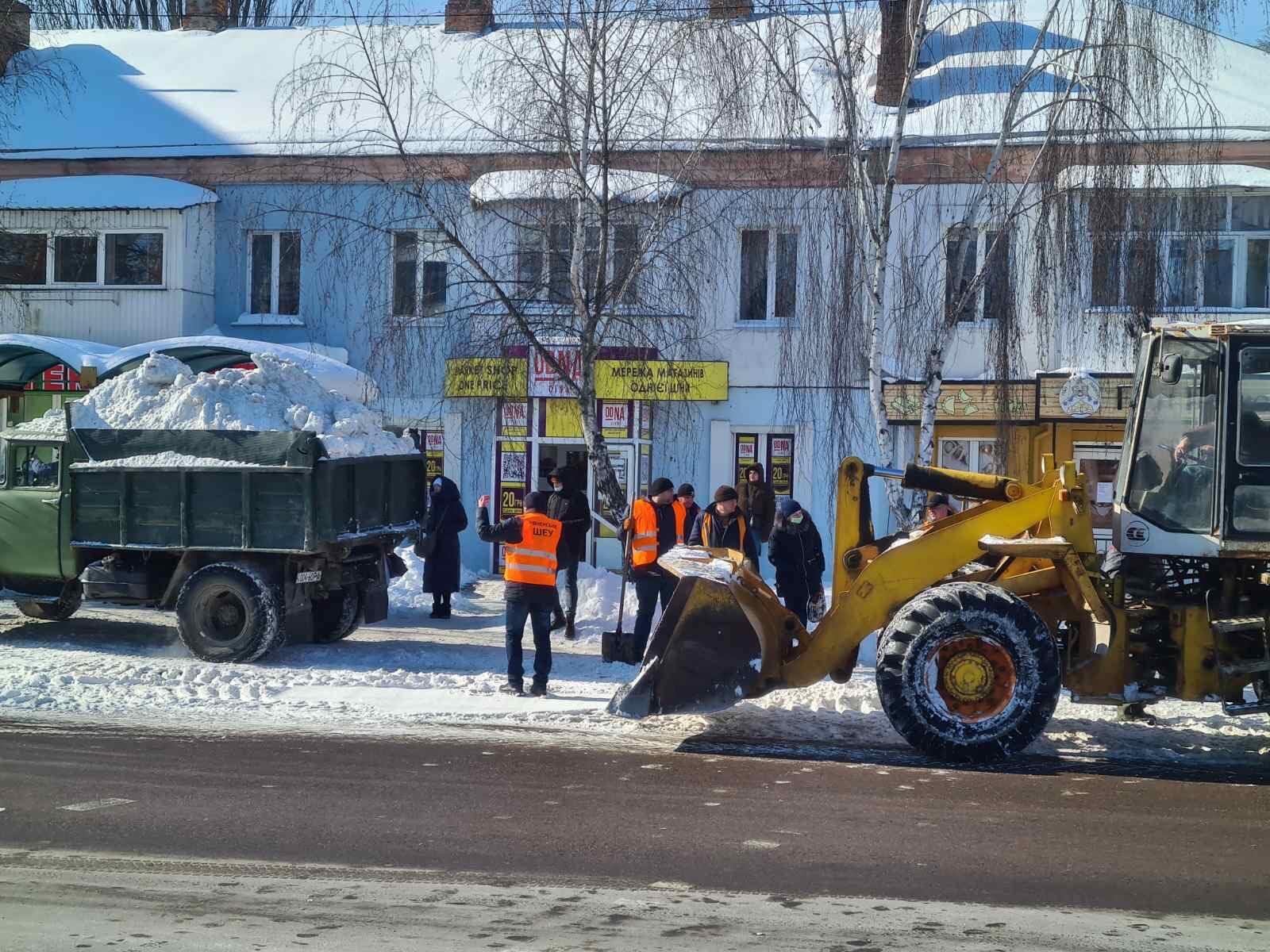 З вулиць Рівного вивозять сніг (+ФОТО) З вулиць Рівного вивозять сніг (+ФОТО)
