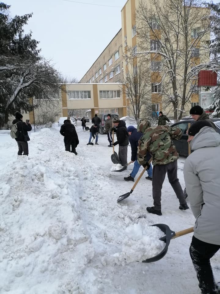 Рівняни гуртуються у боротьбі проти негоди