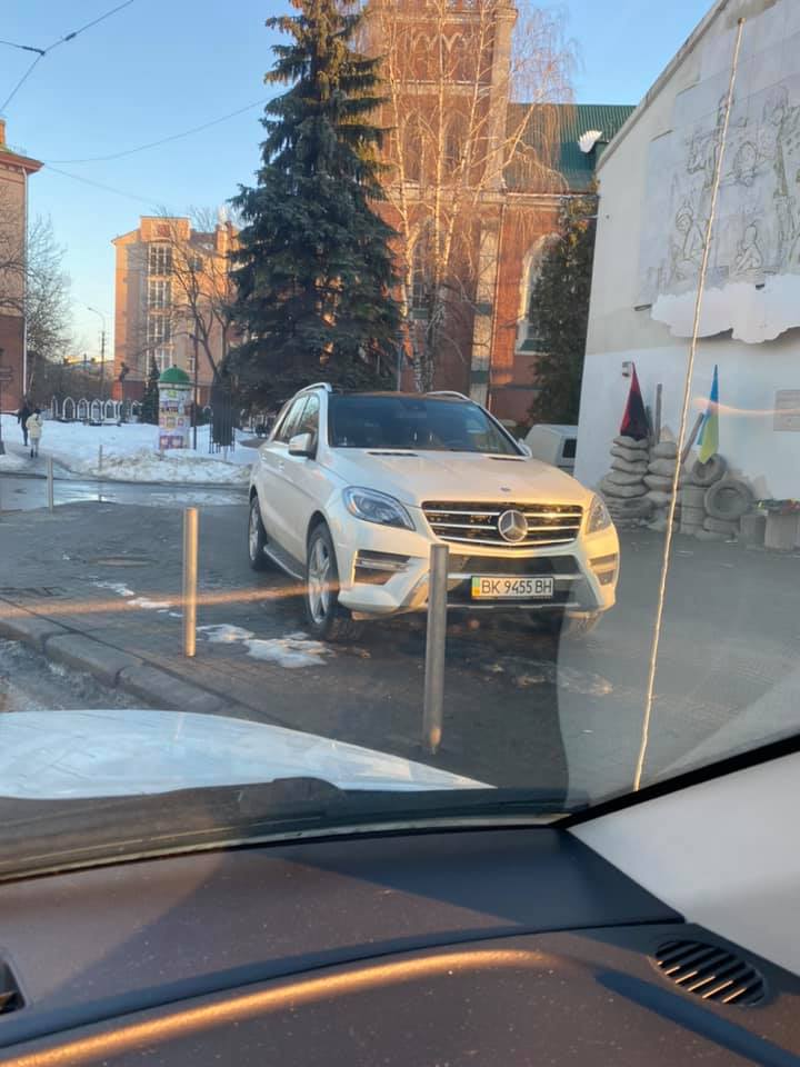 У Рівному біля стели Героїв Небесної Сотні паркують автомобілі