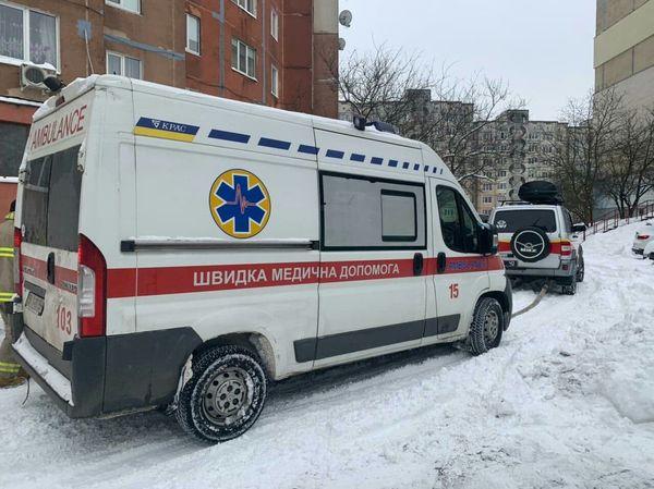 В Рівному рятувальники відбуксирували карету швидкої допомоги, яка поверталася з виклику