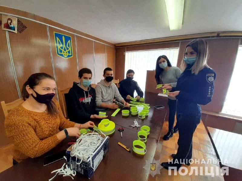 У трьох районах Рівненщини виготовляли та роздавали світловідбиваючі стрічки