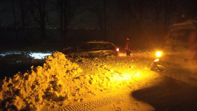 Поблизу Рівного волонтери ГО “4х4” витягнули з кювету таксі, яке злетіло з засніженої дороги
