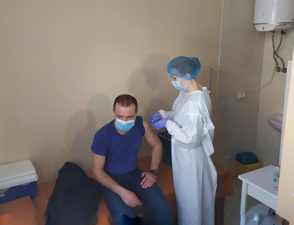 У Рівному працівників швидкої допомоги вакцинували від COVID-19
