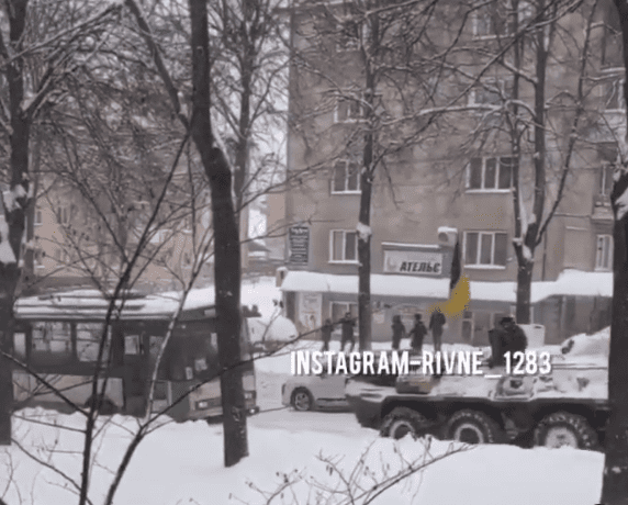 На вулиці Рівного виїхала військова техніка