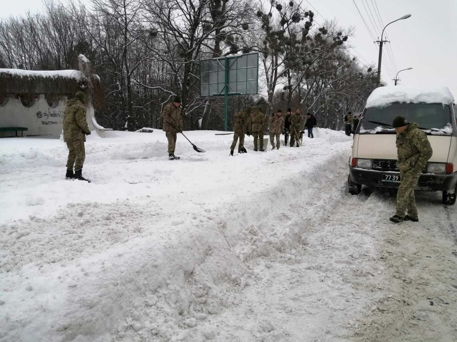Нацгвардійці сьогодні знову допомагають боротися з негодою