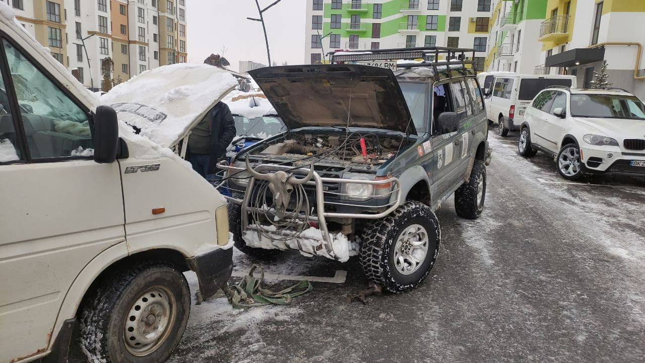 Волонтери визволяють рівнян зі снігових пасток