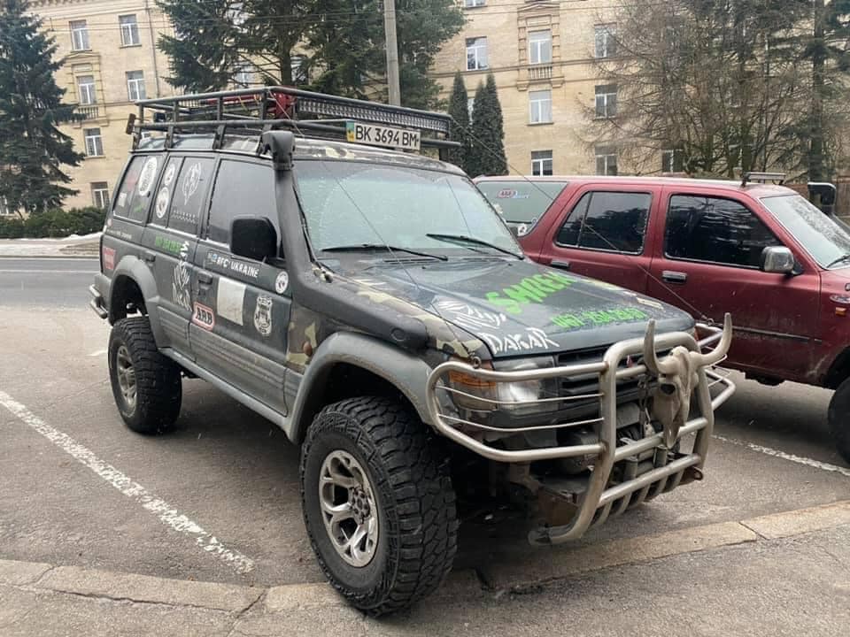 В Рівному позашляховик витягнув 40-тонний тягач з причепом з снігового замету