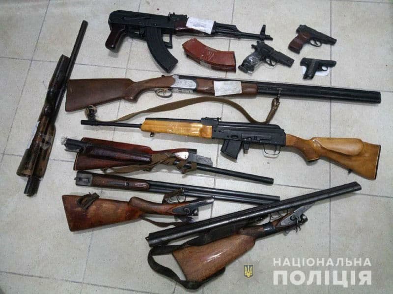 Жителі Рівненщини здали до поліції майже 150 одиниць зброї та понад 500 боєприпасів