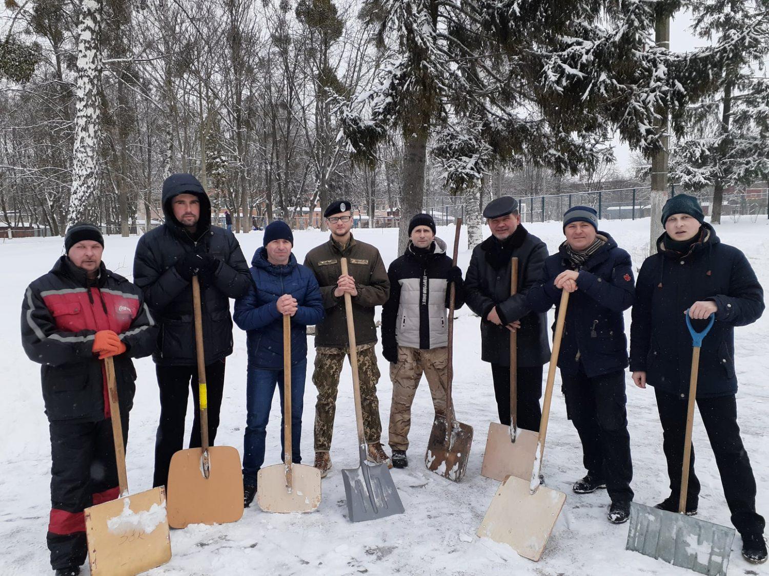 Учителі, тати, мама і бабуся чистили шкільне подвір’я в Рівному (фото)