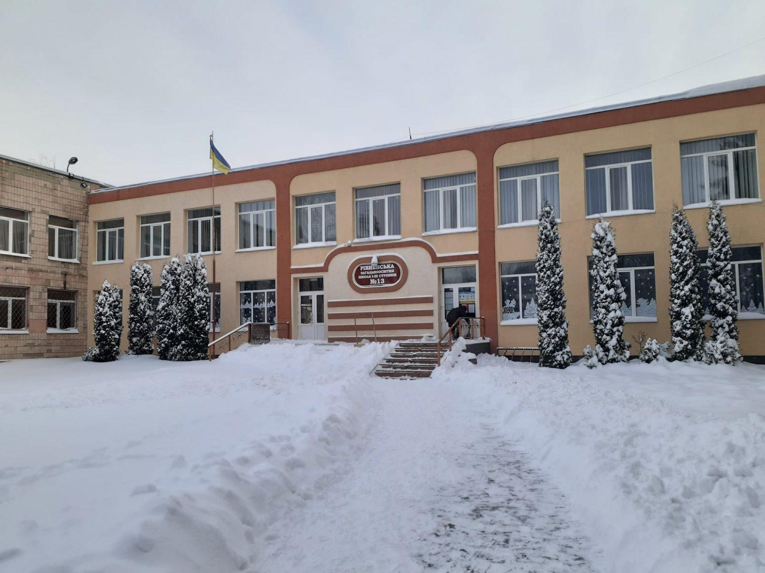 Учителі, тати, мама і бабуся чистили шкільне подвір’я в Рівному (фото)