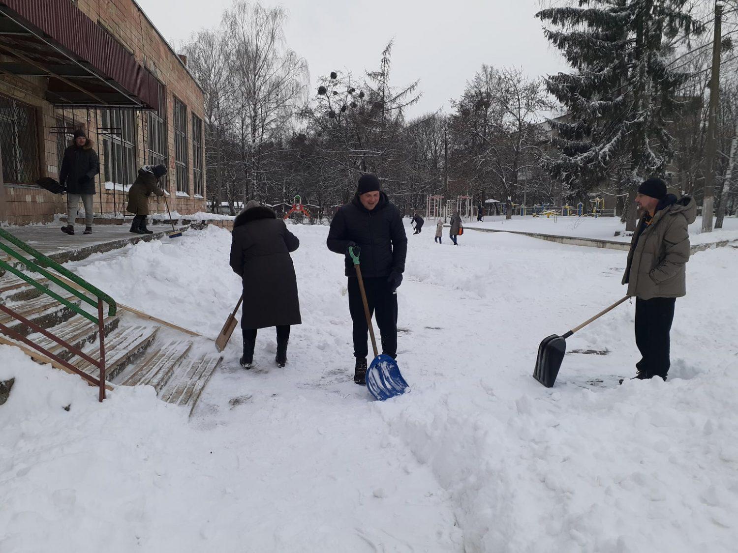 Учителі, тати, мама і бабуся чистили шкільне подвір’я в Рівному (фото)