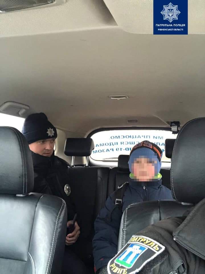 На Рівненщині патрульні відвезли додому школяра який переходив дорогу в невстановленому місці