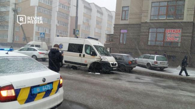 Одразу дві автопригоди на Грушевського, в одну з яких потрапила швидка