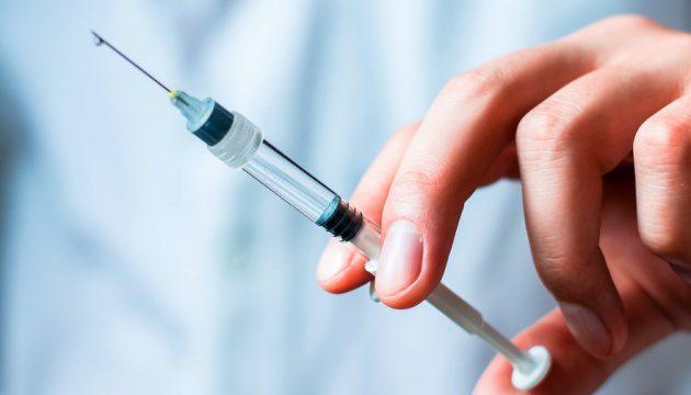 На Рівненщині охочих публічно вакцинуватися від ковіду, записують у чергу