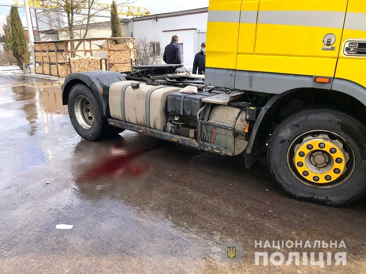 Під колесами вантажівки у Березному травмувався пішохід