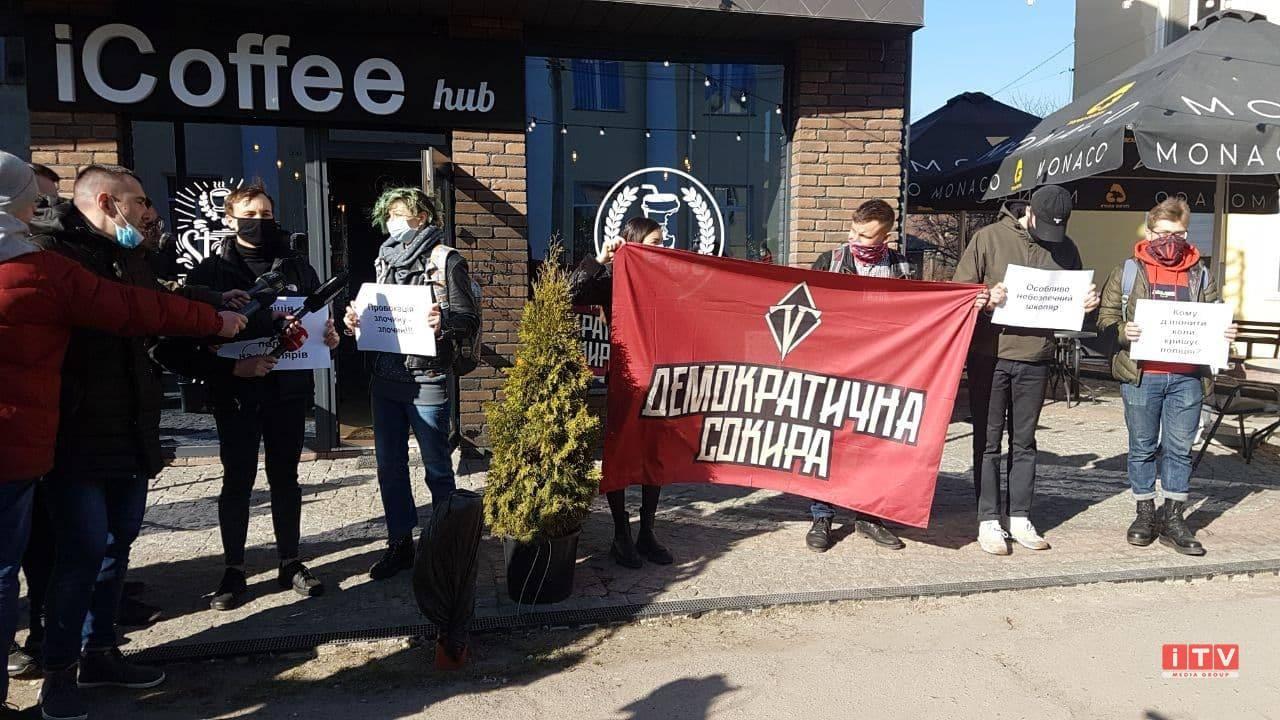 У Рівному вийшли пікетом під суд на підтримку 16-річного юнака