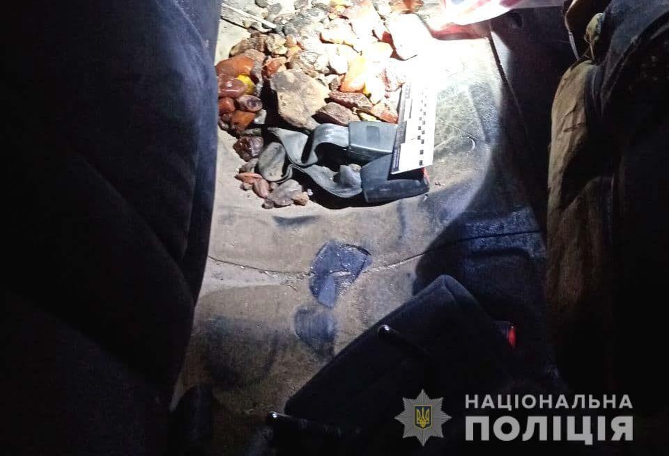 Поліцейські викрили рівнянина який незаконно перевозив бурштин
