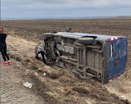 ДТП на Рівненщині: хотів оминути яму але перекинувся у кювет