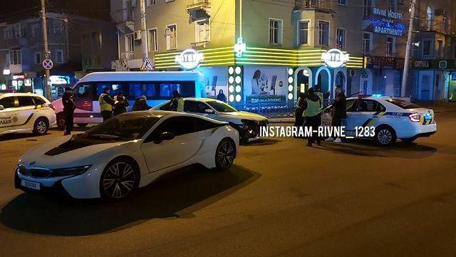 У місті Рівне елітне авто потрапило в дтп