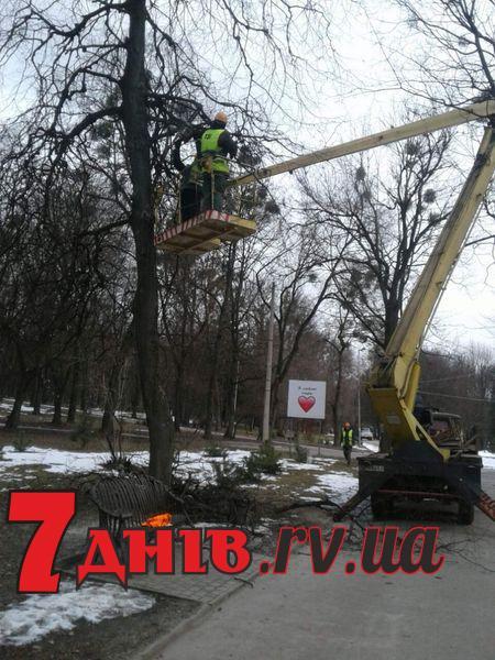 У Рівному комунальники готують місто до весни