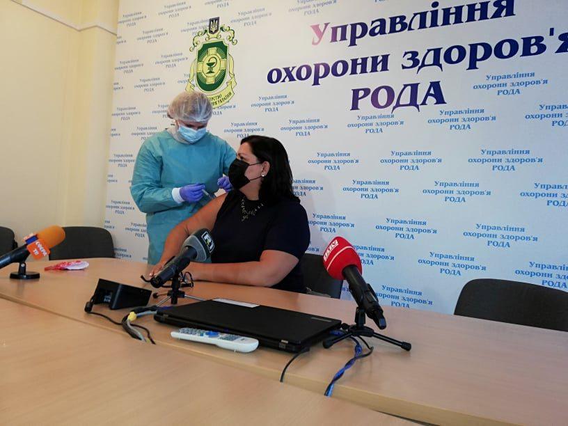 У Рівному вакцинувалася від COVID-19 відома львів’янка