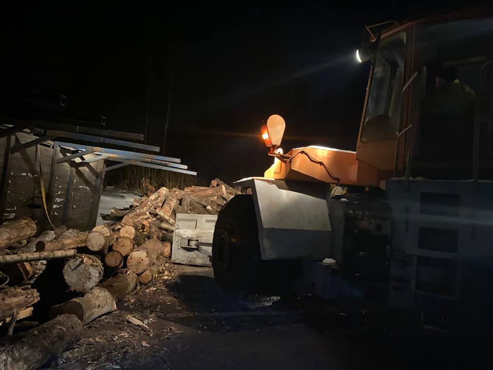 На Рівненщині перекинулась вантажівка із деревом