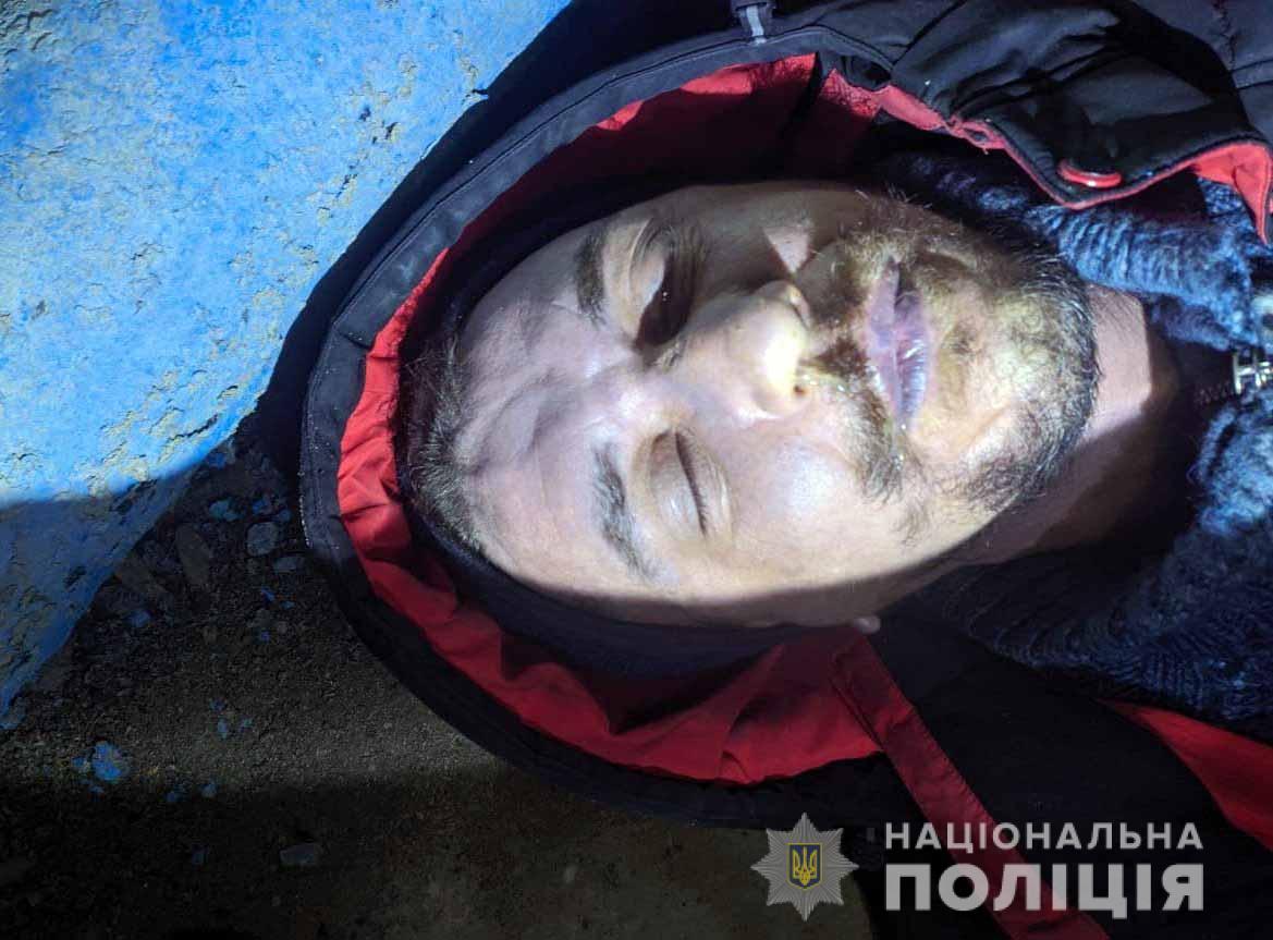 Поліцейські просять допомогти встановити особу чоловіка, знайденого у фонтані