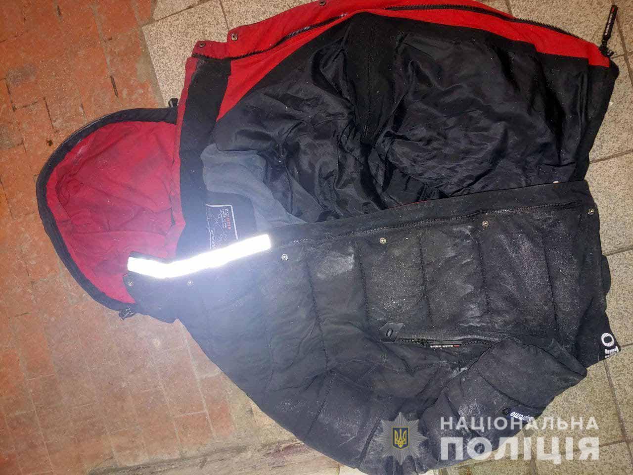 Поліцейські просять допомогти встановити особу чоловіка, знайденого у фонтані