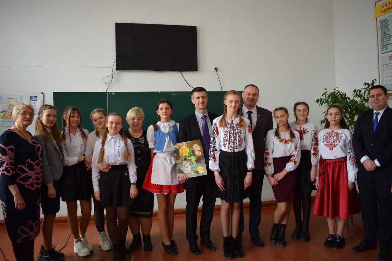 Консули Чеської Республіки відвідали школу, де дітей навчають чеської мови