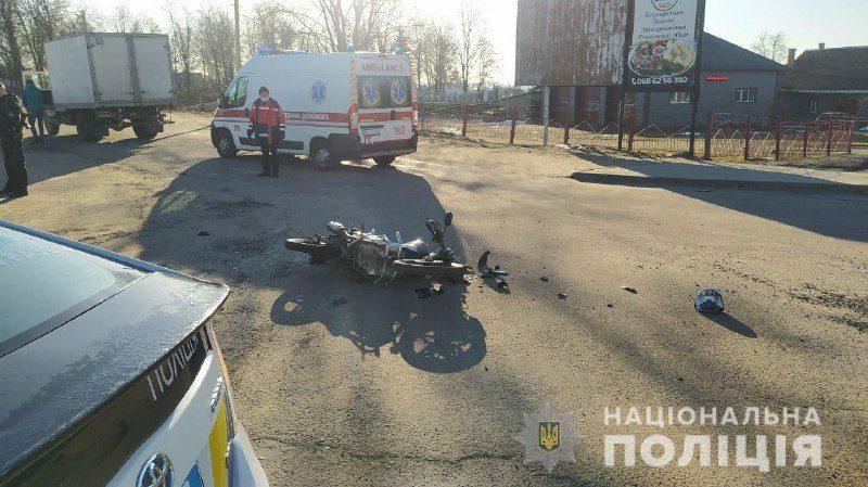 У Володимирці внаслідок зіткнення із вантажівкою травмувався мотоцикліст