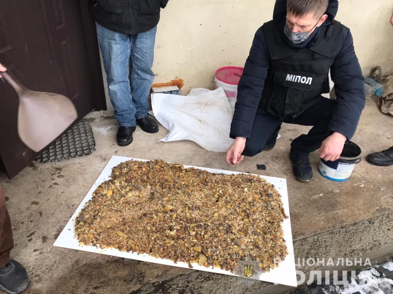 Понад 16 кілограмів бурштину-сирцю вилучили поліцейські у жителя Рівненського району Понад 16 кілограмів бурштину-сирцю вилучили поліцейські у жителя Рівненського району
